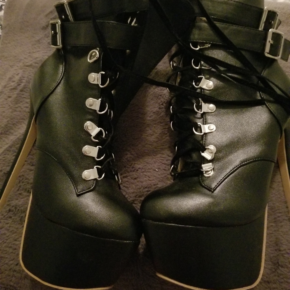 Heels - Picture 6 of 9